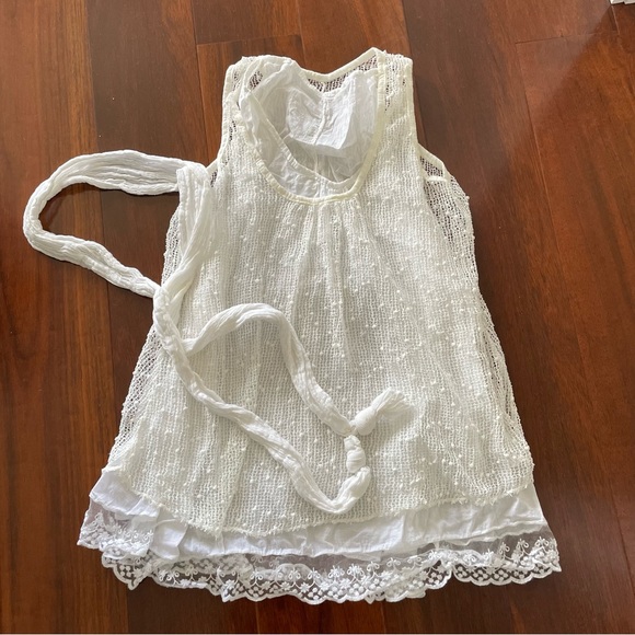 Layered white lace top with a belt - Picture 5 of 5